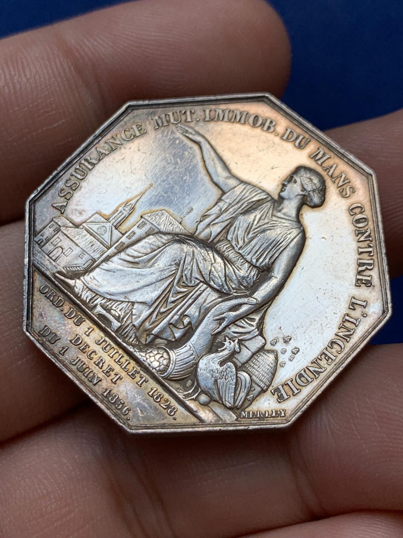 《竞宝斋》第299场- 周日，周一  2场连拍 （全场包邮） 法国勒芒房地产互助保险银质八角代币 35.7mm 19.8g 边铭手指ARGENT银标 极少见