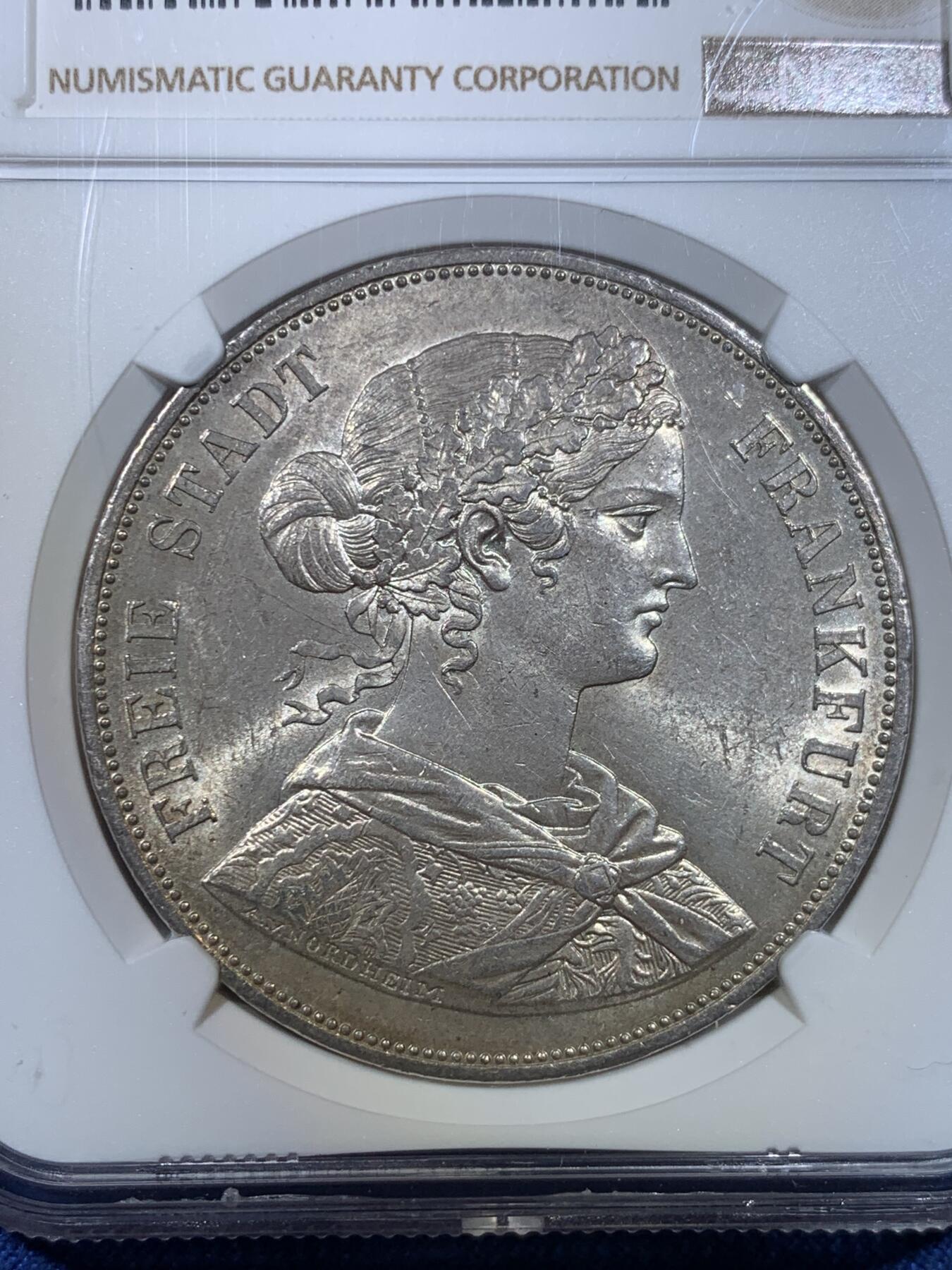 《竞宝斋》第299场- 周日，周一  2场连拍 （全场包邮） NGC MS62 德国1861年法兰克福少女2泰勒大银币 转光强烈 越来越贵的品种