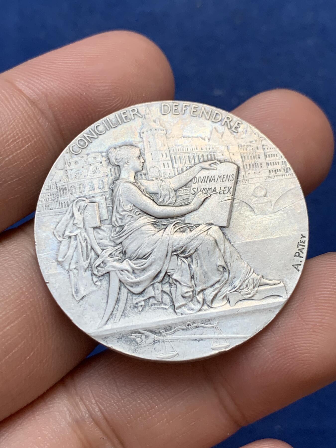 《竞宝斋》第299场- 周日，周一  2场连拍 （全场包邮） 法国巴黎法院法律女神银章银质代币 作者PATEY 36.3mm 19.2克 银标