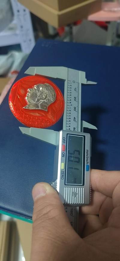 毛主席像章拍场，都是部队章 🔥🔥🔥🔥毛主席像章，50.1毫米，背面有铭文：哈密军分区