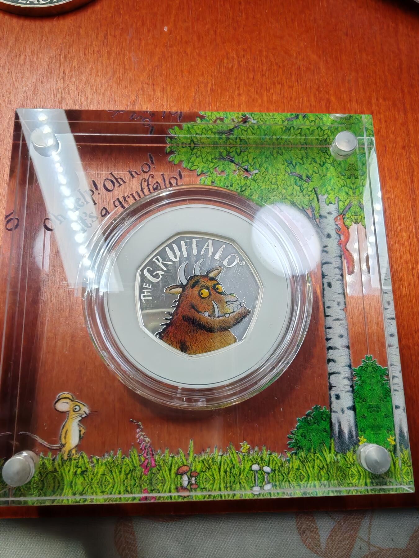 长老汇龙年精选第二十四场拍卖 2019英国咕噜牛50便士彩色七边精制银币，盒证全，925银，2.5万枚，市场价500多元