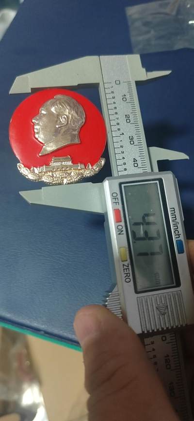 毛主席像章拍场，都是部队章 🔥🔥🔥🔥毛主席像章，43.7毫米，背面有铭文：工程兵政治部