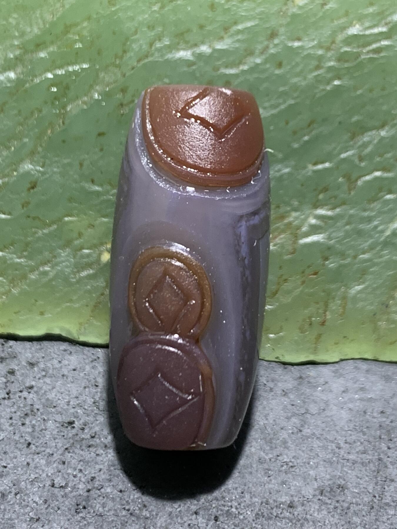 精美亚光高玉化巴西玛瑙手工俏色巧雕连中三元桶珠一个