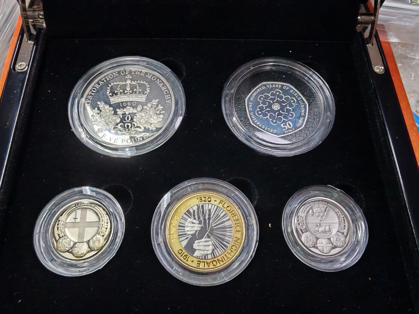 长老汇龙年精选第二十四场拍卖 2010英国5枚套精制加厚银币，盒证全，钢琴烤漆木盒，2500套