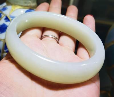 新疆和田白玉贵妃镯 新疆和田白玉贵妃镯