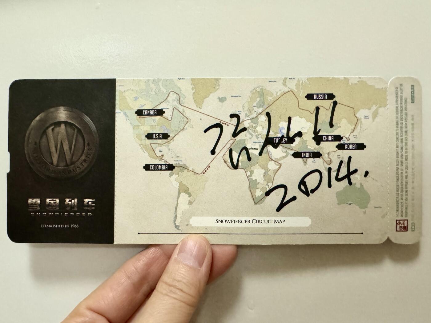 零元拍：韩国电影《雪国列车》的导演奉俊昊亲笔签名搭乘卡。尺寸：80X200 MM