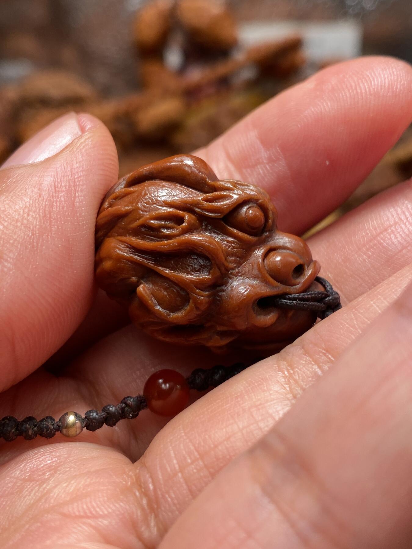 苏工核雕放漏价 苏工核雕老货，纯手工已包桨的貔貅，买回家直接盘玩，无需打底，尺寸2。2x2。9喜欢的来价格不贵