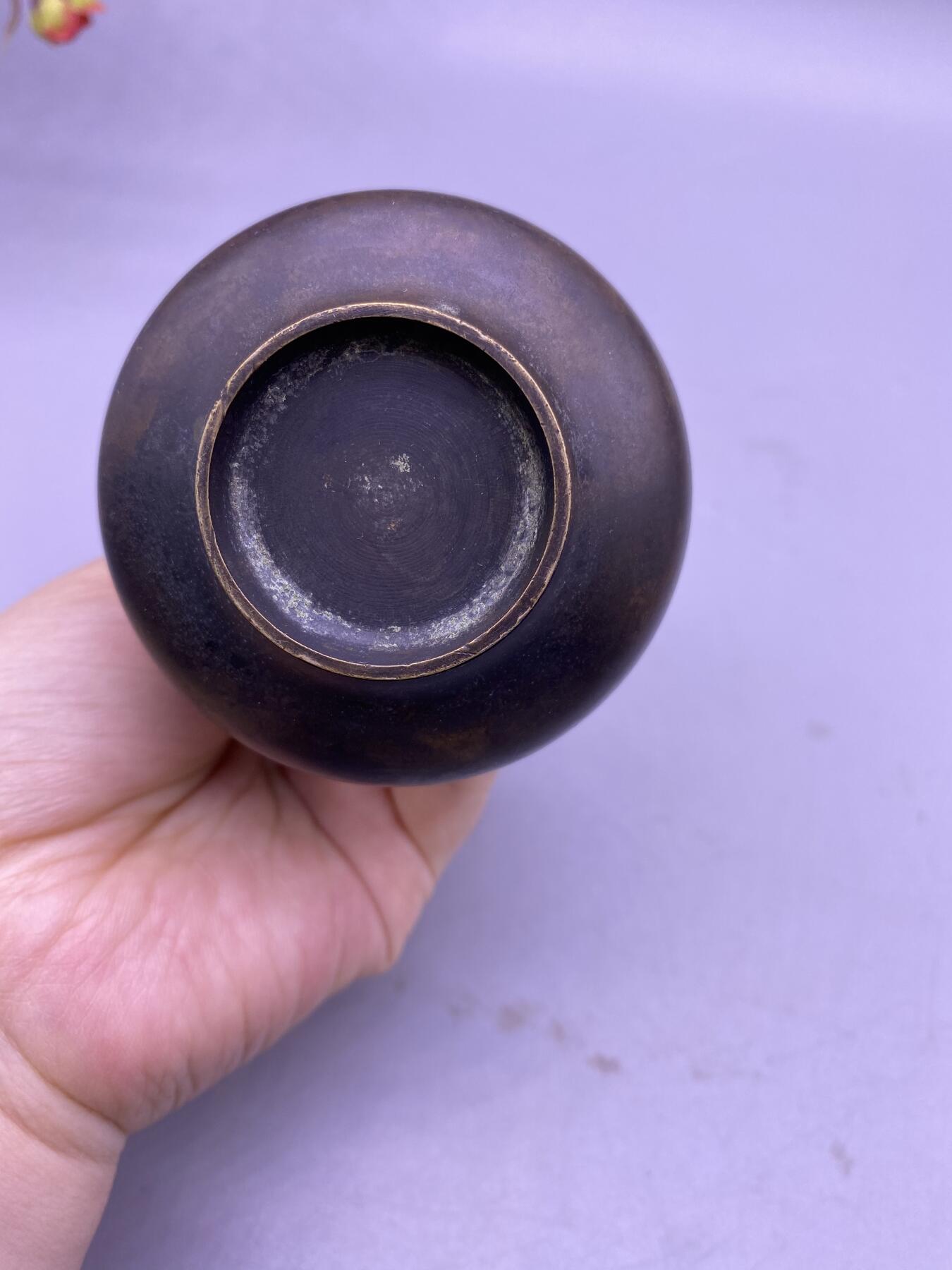 老铜镶银花瓶，尺寸10.4厘米，品相如图，1500包快递
