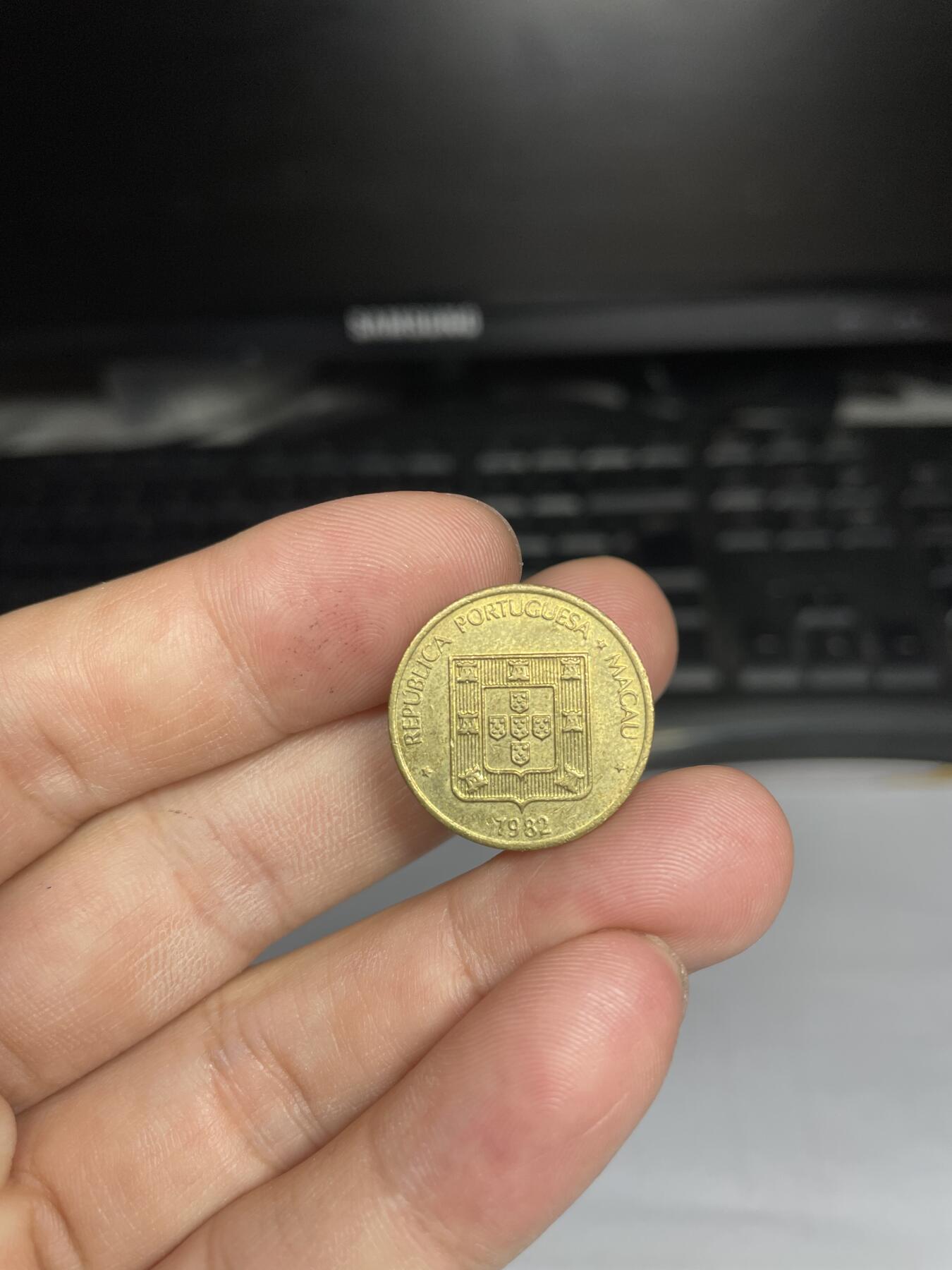 每日一拍，2024年集古藏今外币拍卖第十三期-第6场—（总第126拍），可以寄存60天，满160元包邮。 1982年澳门禄字币