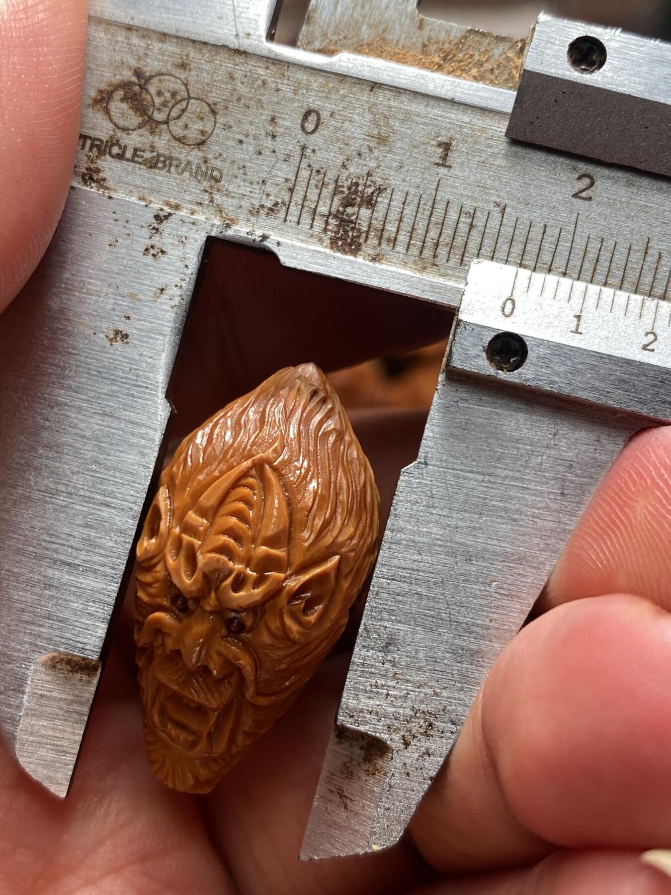 苏工核雕放漏价 苏工核雕二花老铁核手工龙三通，老籽市场极罕见，喜欢的来，尺寸1。7x3。18可搭任何串串