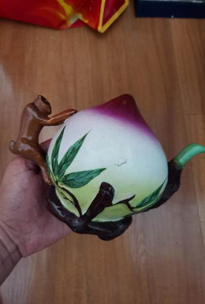 石湾窑陶瓷寿桃粉彩倒流壶猴子献寿桃摆件 石湾窑陶瓷寿桃粉彩倒流壶猴子献寿桃摆件