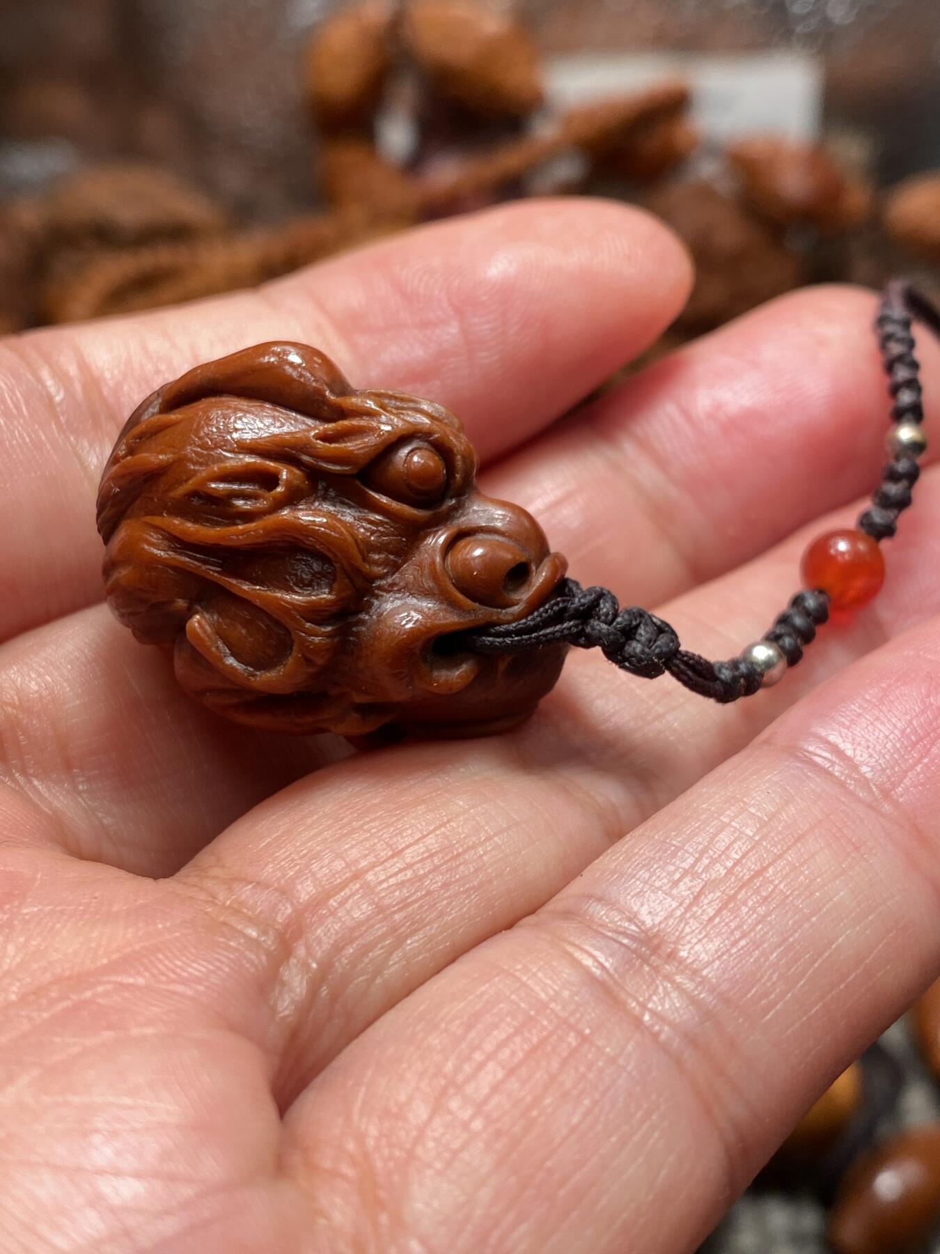 苏工核雕放漏价 苏工核雕老货，纯手工已包桨的貔貅，买回家直接盘玩，无需打底，尺寸2。2x2。9喜欢的来价格不贵