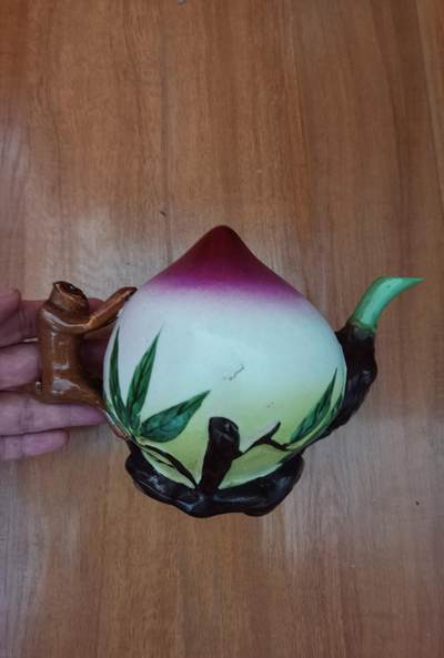 石湾窑陶瓷寿桃粉彩倒流壶猴子献寿桃摆件 - 石湾窑陶瓷寿桃粉彩倒流壶猴子献寿桃摆件