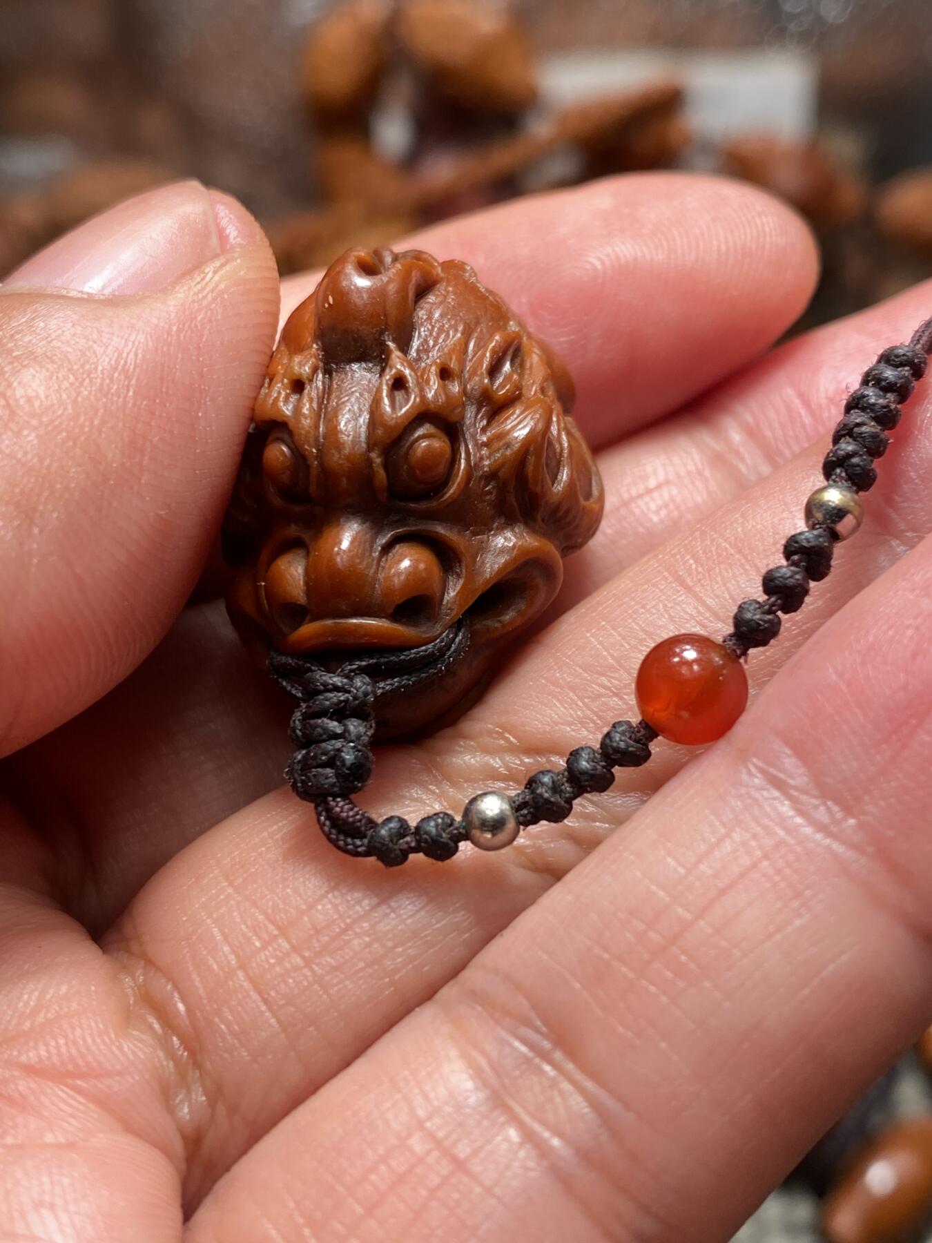 苏工核雕放漏价 苏工核雕老货，纯手工已包桨的貔貅，买回家直接盘玩，无需打底，尺寸2。2x2。9喜欢的来价格不贵