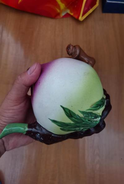 石湾窑陶瓷寿桃粉彩倒流壶猴子献寿桃摆件 石湾窑陶瓷寿桃粉彩倒流壶猴子献寿桃摆件