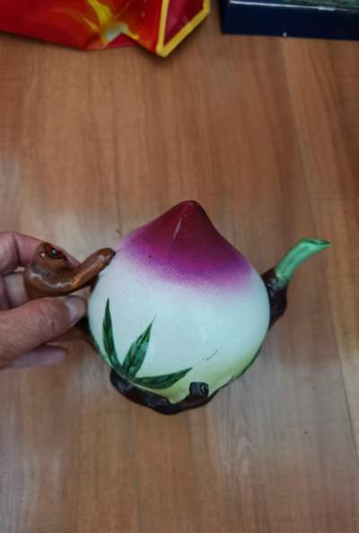 石湾窑陶瓷寿桃粉彩倒流壶猴子献寿桃摆件 石湾窑陶瓷寿桃粉彩倒流壶猴子献寿桃摆件