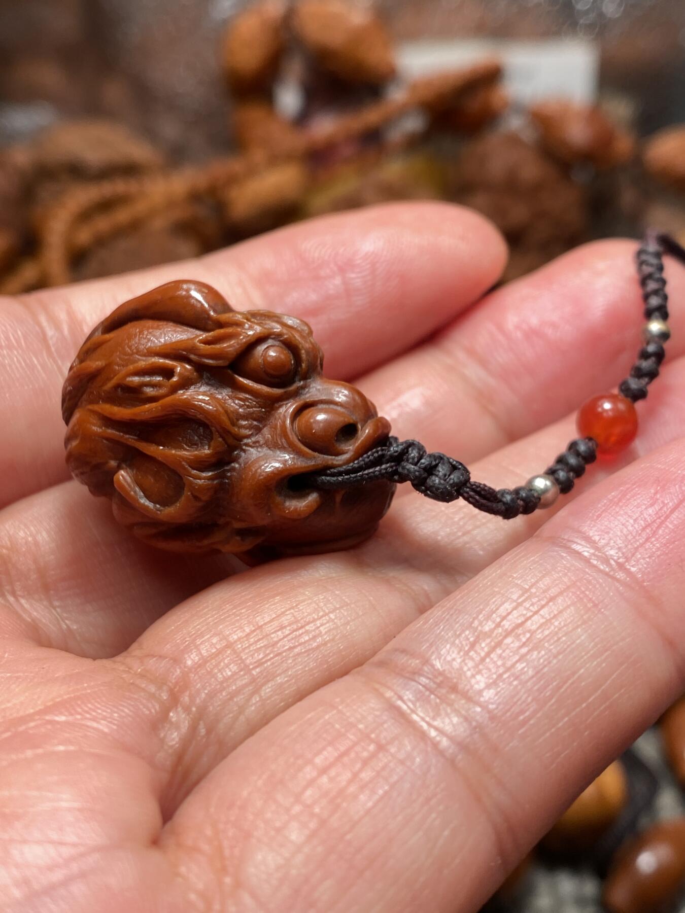 苏工核雕放漏价 苏工核雕老货，纯手工已包桨的貔貅，买回家直接盘玩，无需打底，尺寸2。2x2。9喜欢的来价格不贵