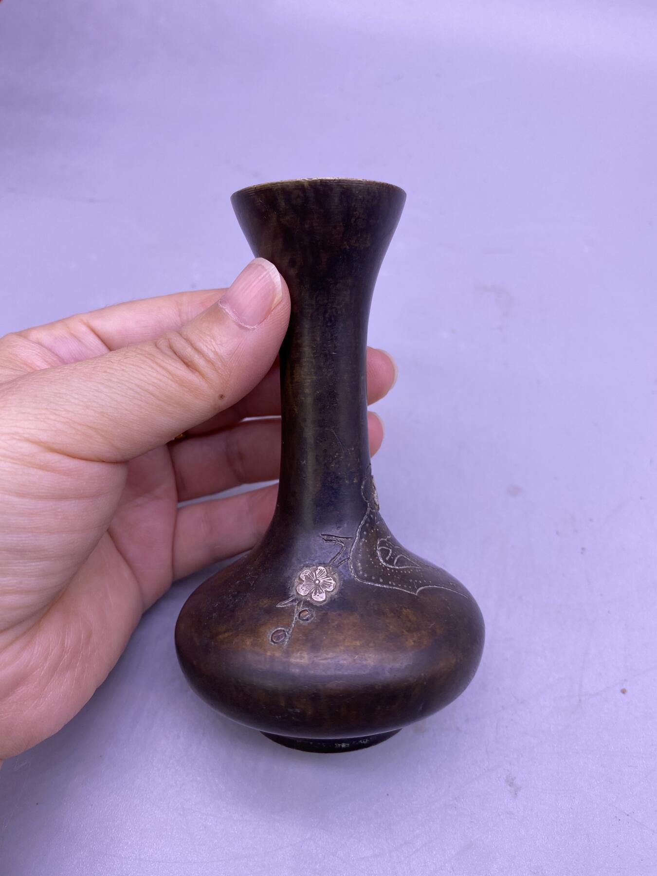 老铜镶银花瓶，尺寸10.4厘米，品相如图，1500包快递