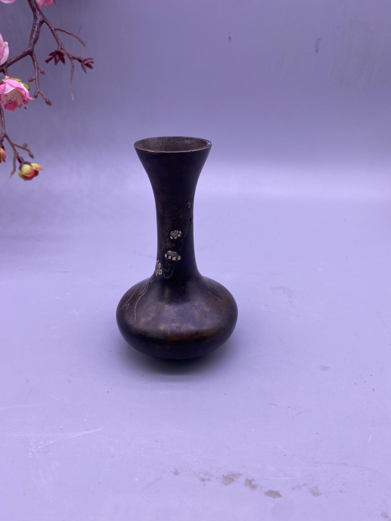老铜镶银花瓶，尺寸10.4厘米，品相如图，1500包快递