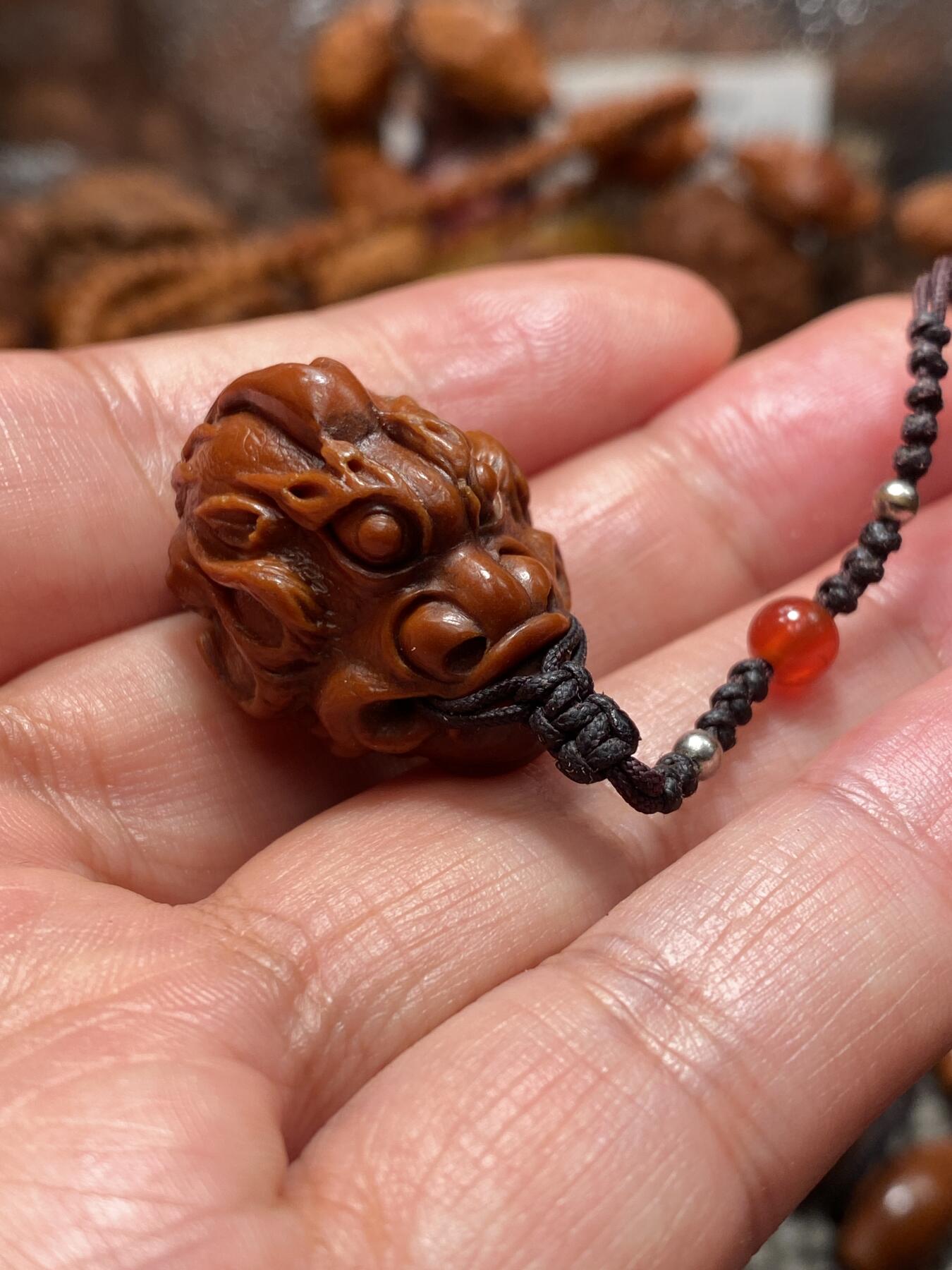 苏工核雕放漏价 苏工核雕老货，纯手工已包桨的貔貅，买回家直接盘玩，无需打底，尺寸2。2x2。9喜欢的来价格不贵