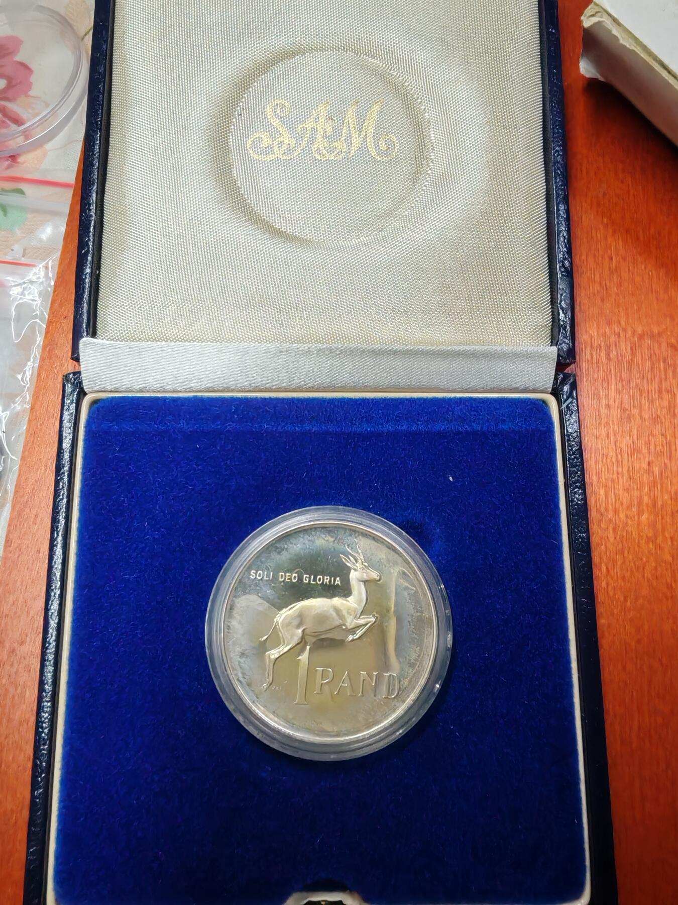长老汇龙年精选第二十六场拍卖 1990南非跳羚1朗德精制银币，有盒无证，这个年份是最贵的一枚，7117枚