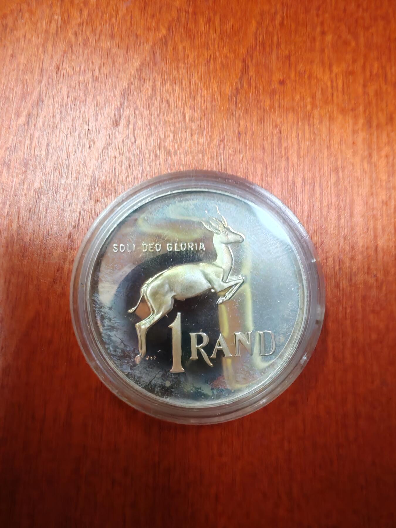 长老汇龙年精选第二十六场拍卖 1990南非跳羚1朗德精制银币，有盒无证，这个年份是最贵的一枚，7117枚