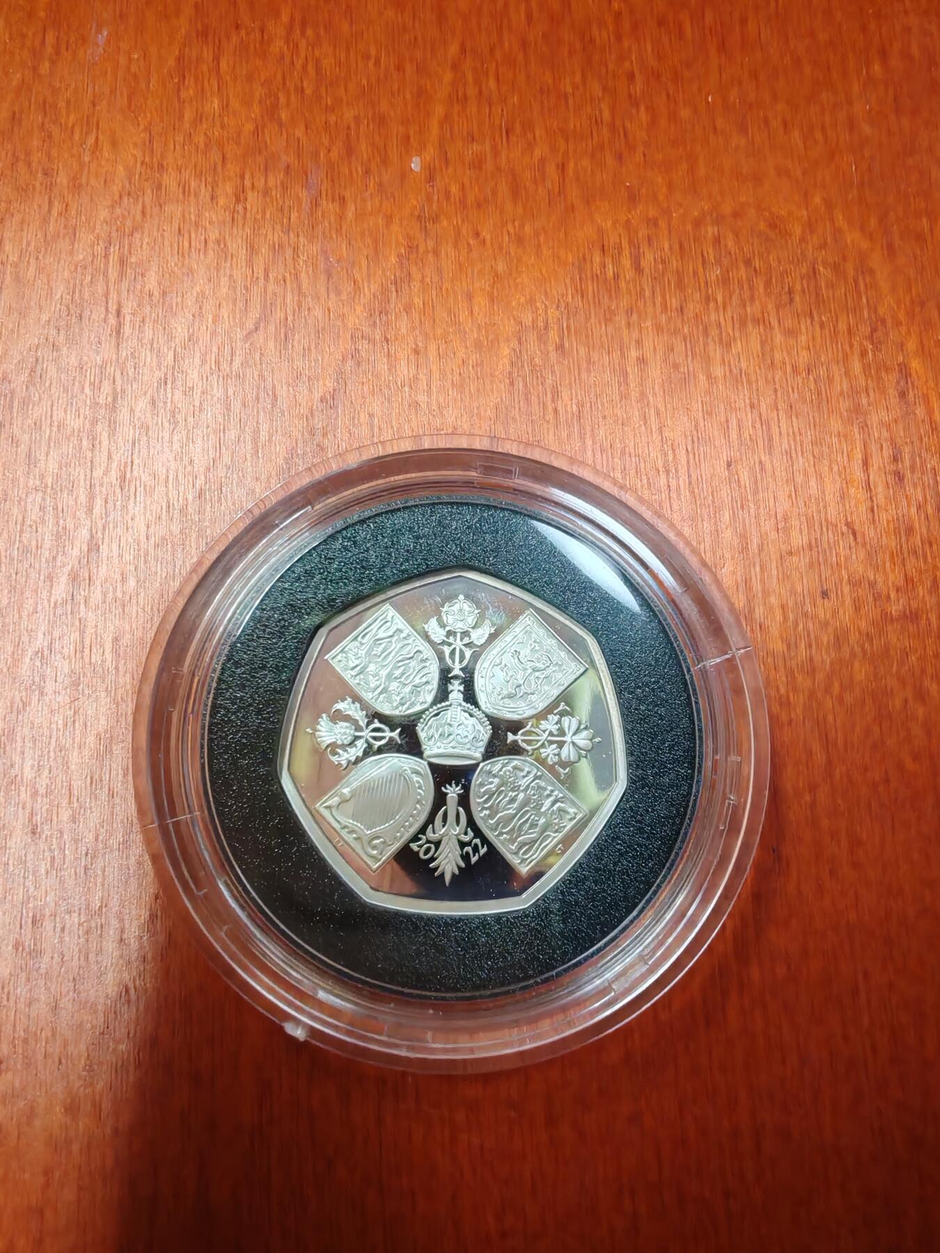 长老汇龙年精选第二十六场拍卖 2022英国女王逝世50便士精制银币，盒证全，英国钱币首次出现查尔斯三世作为国王的肖像