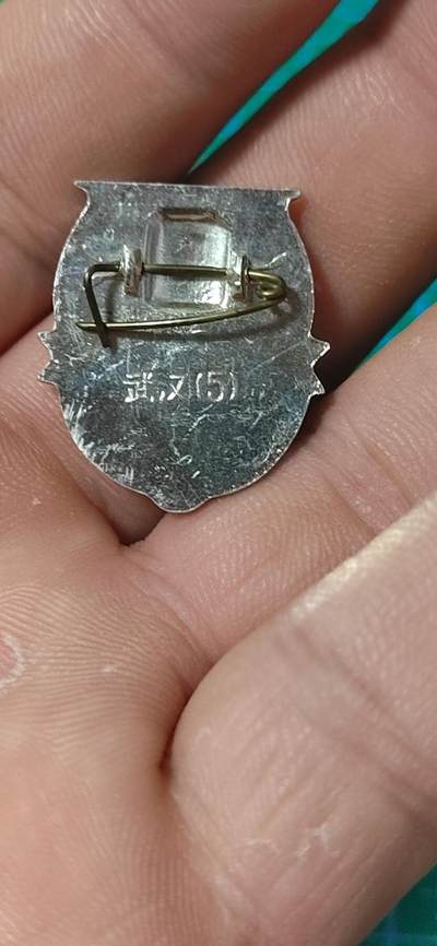 毛主席像章、徽章拍场，都是精品小章 🔥🔥盾型彩章🔥🔥毛主席像章，非常少见的版别，可佩戴