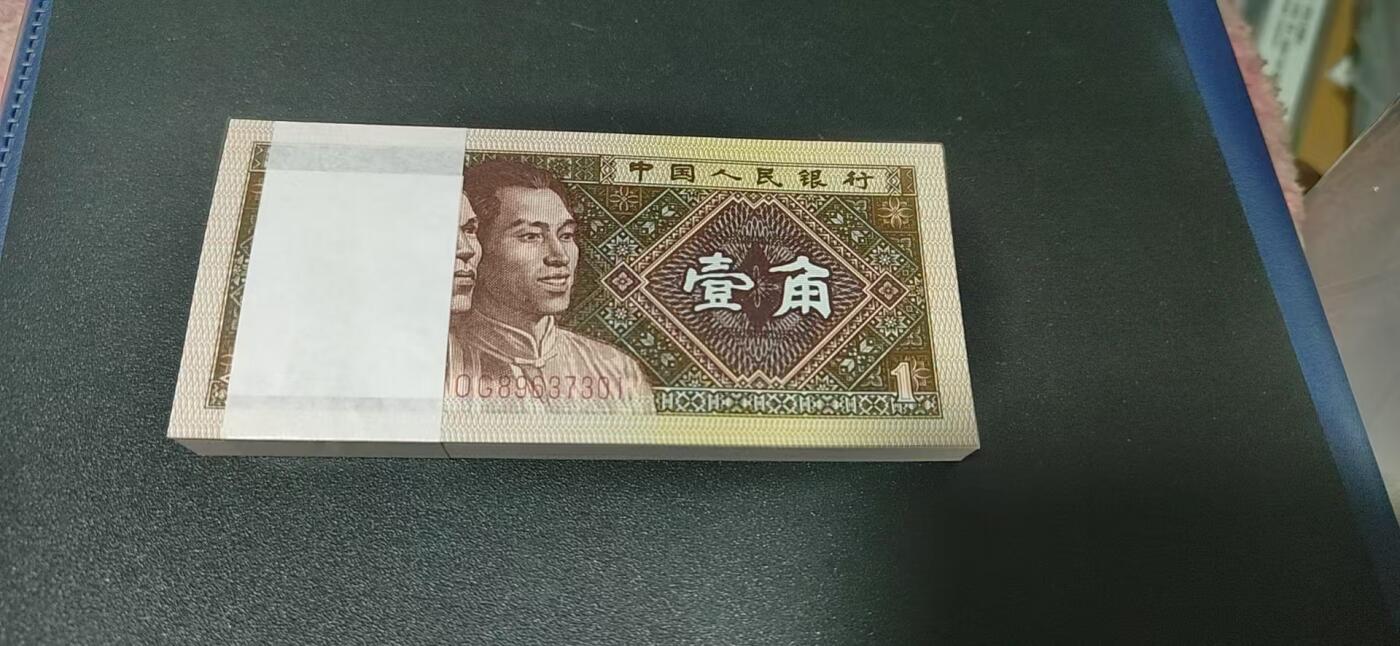周日纸币拍场   8001  关门冠   百联整刀  OG89637301—400，捆拆刀货，品相绝，关门冠印刷数量比普通冠号少很多，希望老铁们珍惜！