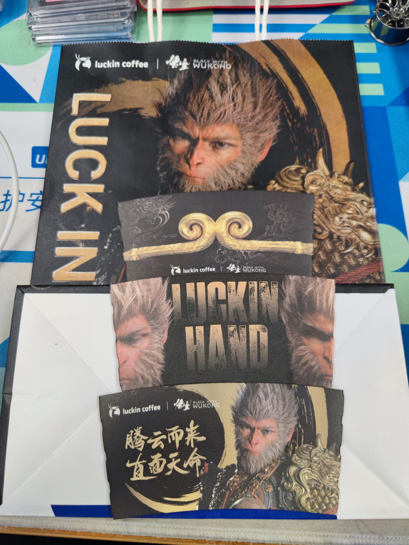 妖精的尾巴卡牌拍卖《你就是那天命人》第二十五期(收拍品) 天命人套装，瑞幸&黑神话联名限定A4光栅卡一张，3款限量款杯套，限量版纸袋一个