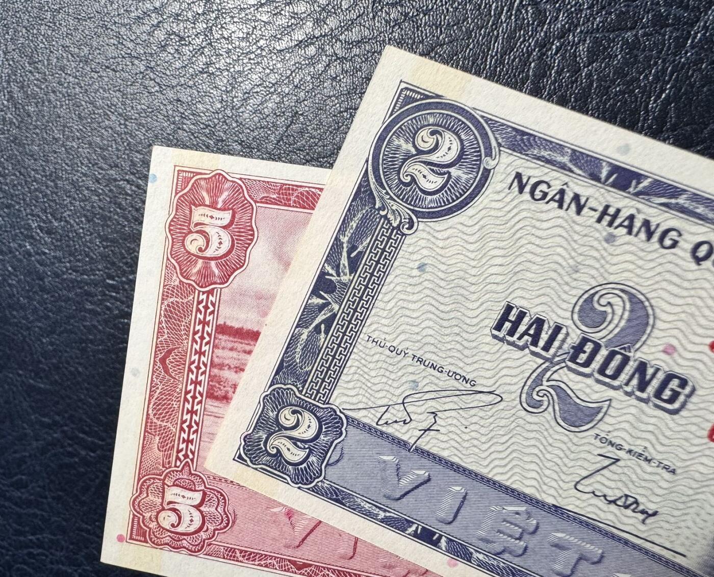 收藏联盟Quantum Auction 第371期拍卖  南越1955年2和5盾 品相UNC- 边缘轻微荧光点和泛黄