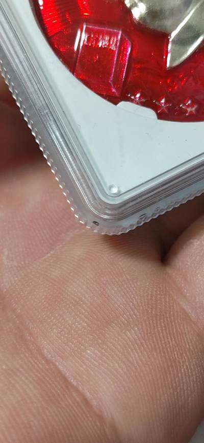 公博评级毛主席像章专场 公博评级毛主席像章—无限忠于毛主席，68高分，头像下方是：9颗五角星、很多红旗、党徽、毛选图案