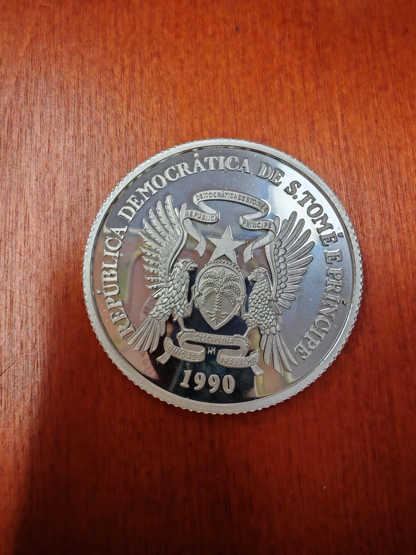 长老汇龙年精选第二十七场拍卖 1990圣多美与普林西比世界杯1000多布拉精制银币，1.5万枚