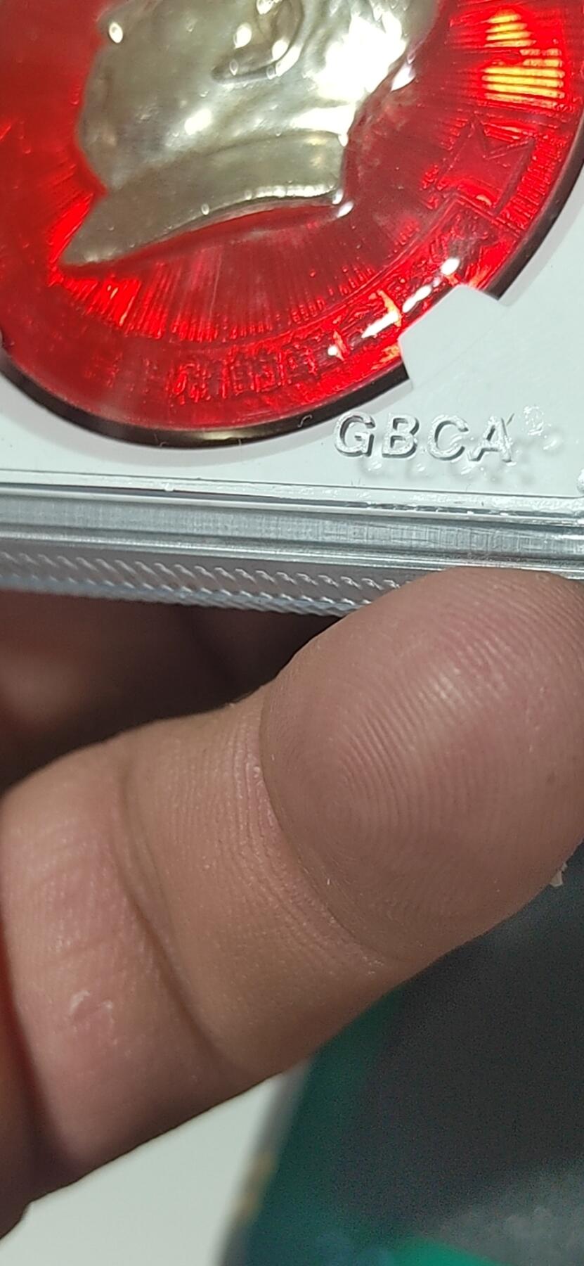 公博评级—毛主席像章拍场  公博评级毛主席像章—毛主席万岁，68分，头像下方绶带上有铭文：无限忠于毛主席的革命路线