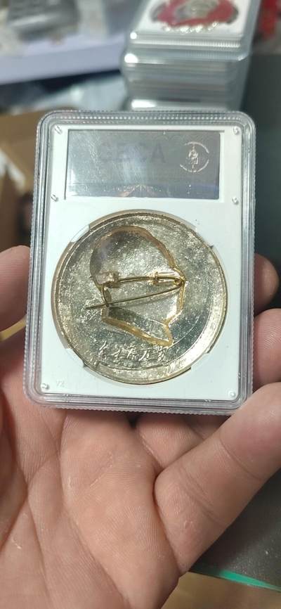 公博评级毛主席像章专场  公博评级毛主席像章—毛主席万岁，68分，头像下方是天安门和红旗、华灯图案