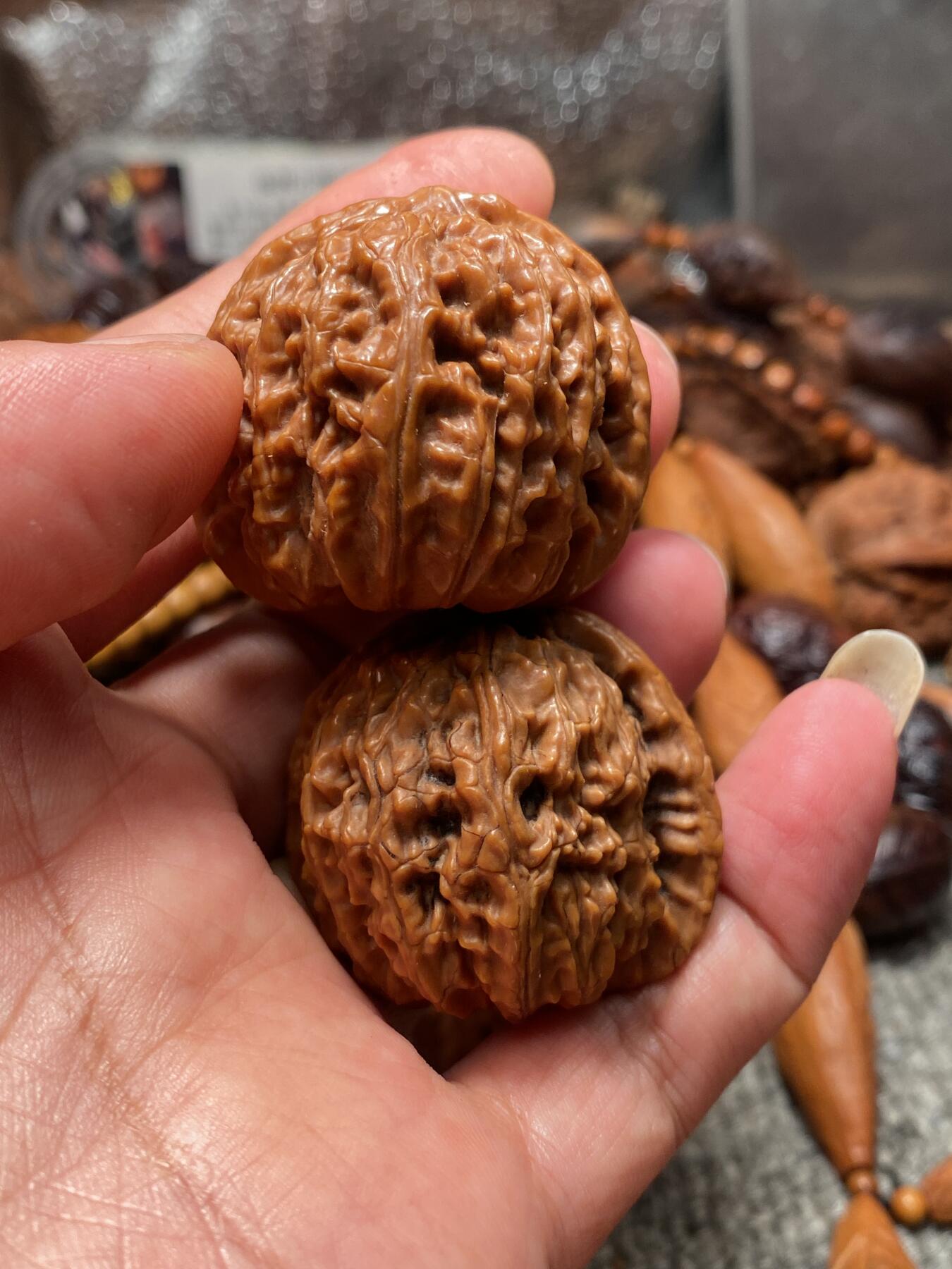 苏工核雕放漏价 福利苏工核桃雕，纯手工留刀痕，一念之间老苏工工艺，个性立体非市场通货，尺寸3。9喜欢的来