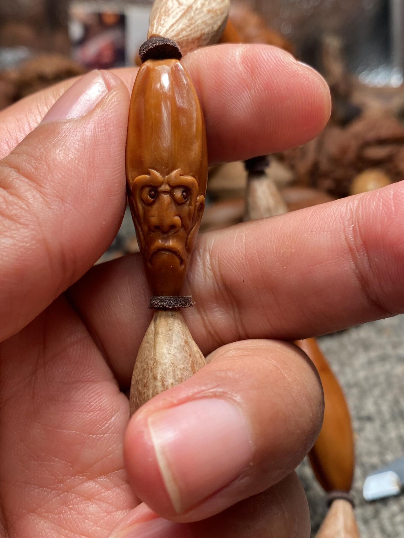 苏工核雕放漏价 福利苏工核雕手工柳叶老籽喜怒哀乐，手串手持，一年能包桨的硬货尺寸1。3x3。75喜欢的来价格不贵