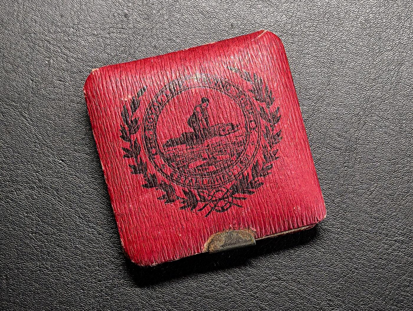 凡希社世界钱币微拍第二百八十二期 英国皇家生命急救协会纪念章原盒UNC，直径30mm，1927年7月颁予E.Lonsdale