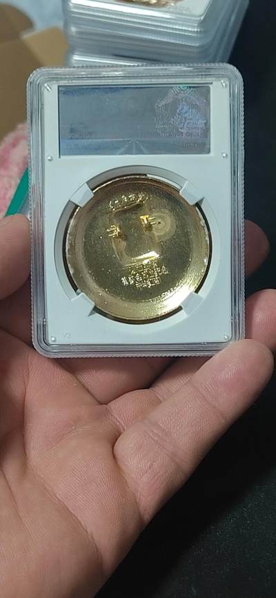 公博评级毛主席像章专场  公博评级毛主席像章—毛主席万岁，，67分，军帽像，头像下方是井冈山和老三篇图案。背面有铭文：江西卫校革委会成立纪念，市井红司