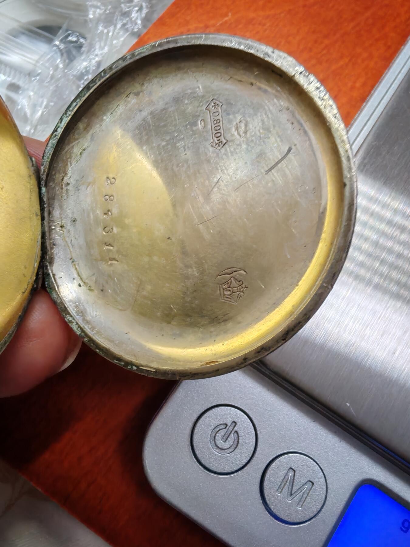 长老汇龙年精选第二十七场拍卖 荷兰古董银怀表+银表链+银边青花瓷牌，重量57,52克+23.59克+26.72克，怀表内盖有银标和编号，怀表已经不能走了