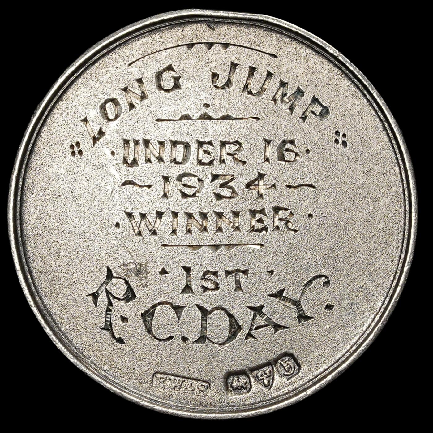 修遠堂世界钱币第三十七期 全场包邮 1934年英国华威学校运动会银章 背面顶部一磕 28.84mm，12.22g