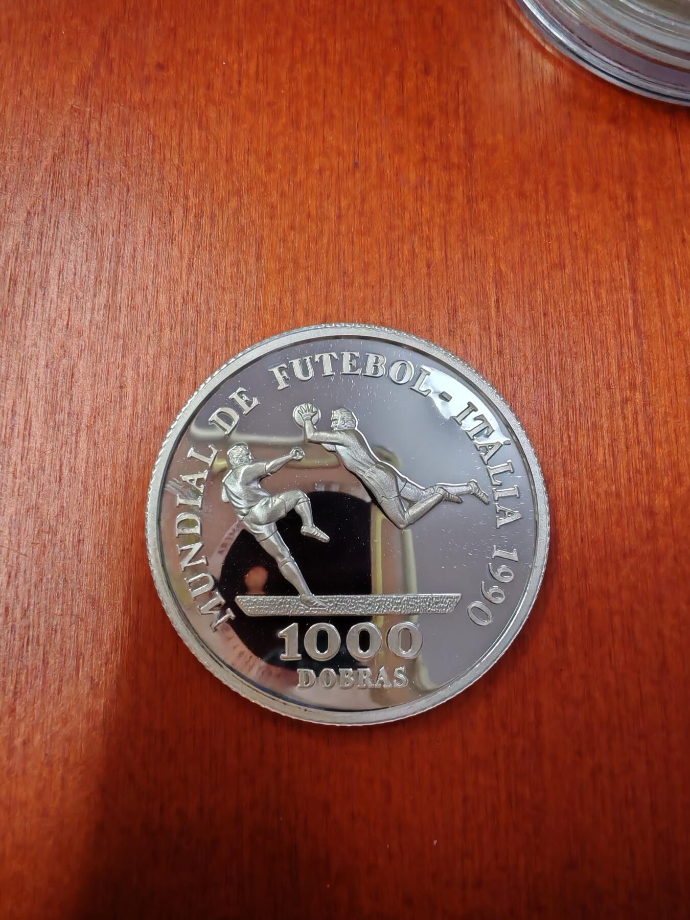 长老汇龙年精选第二十七场拍卖 1990圣多美与普林西比世界杯1000多布拉精制银币，1.5万枚