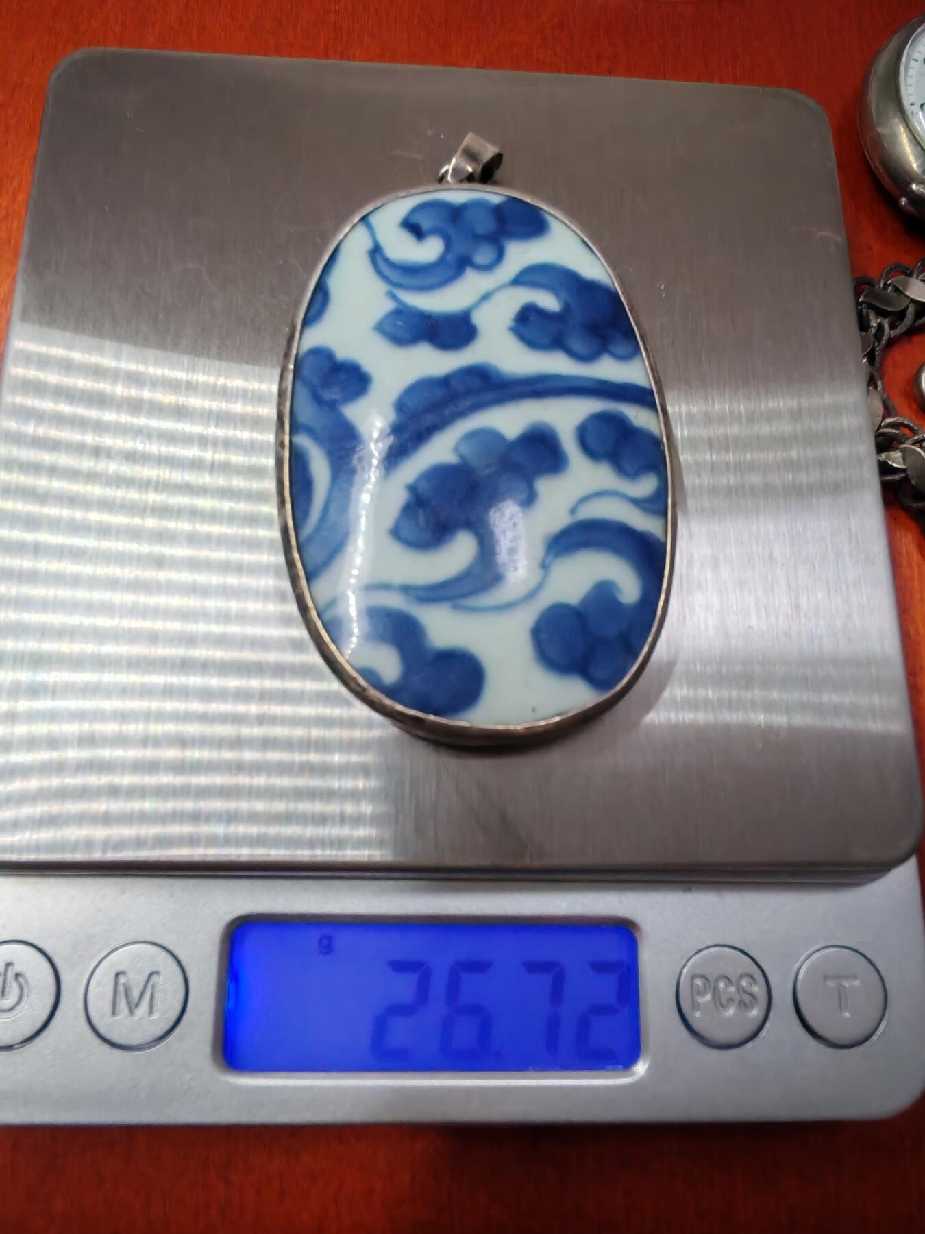 长老汇龙年精选第二十七场拍卖 荷兰古董银怀表+银表链+银边青花瓷牌，重量57,52克+23.59克+26.72克，怀表内盖有银标和编号，怀表已经不能走了