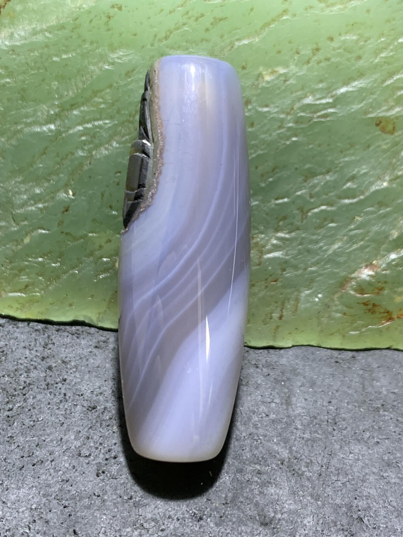 精美亚光缠丝玛瑙手工雕刻钱币桶珠一颗，