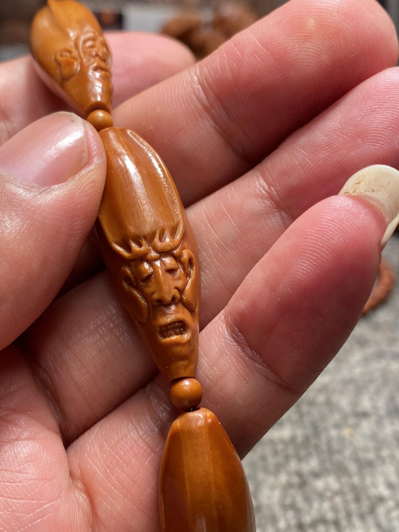 苏工核雕放漏价 福利苏工核雕手工柳叶老籽七星罗汉，手串手持，一年能包桨的硬货尺寸1。3x4.0喜欢的来价格不贵