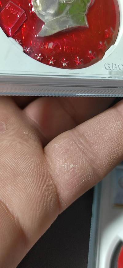 公博评级毛主席像章专场 公博评级毛主席像章—无限忠于毛主席，68高分，头像下方是：9颗五角星、很多红旗、党徽、毛选图案