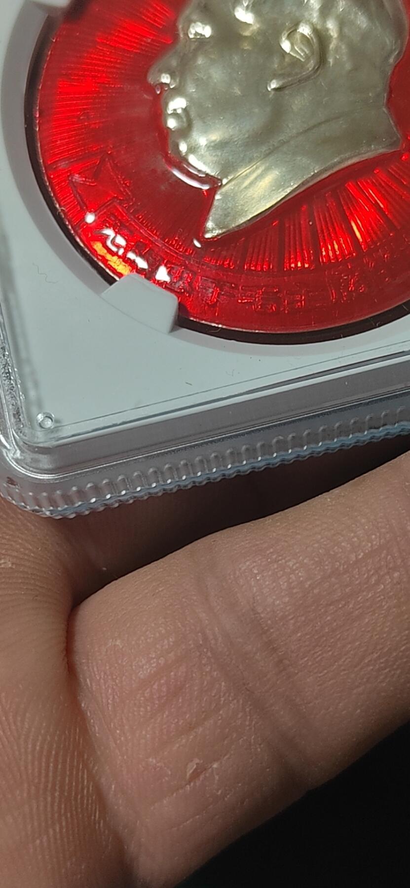 公博评级—毛主席像章拍场  公博评级毛主席像章—毛主席万岁，68分，头像下方绶带上有铭文：无限忠于毛主席的革命路线