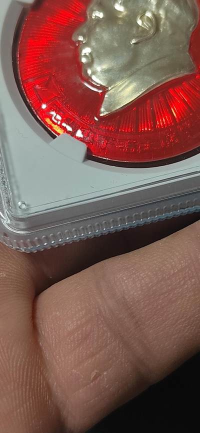 公博评级毛主席像章专场  公博评级毛主席像章—毛主席万岁，68分，头像下方绶带上有铭文：无限忠于毛主席的革命路线