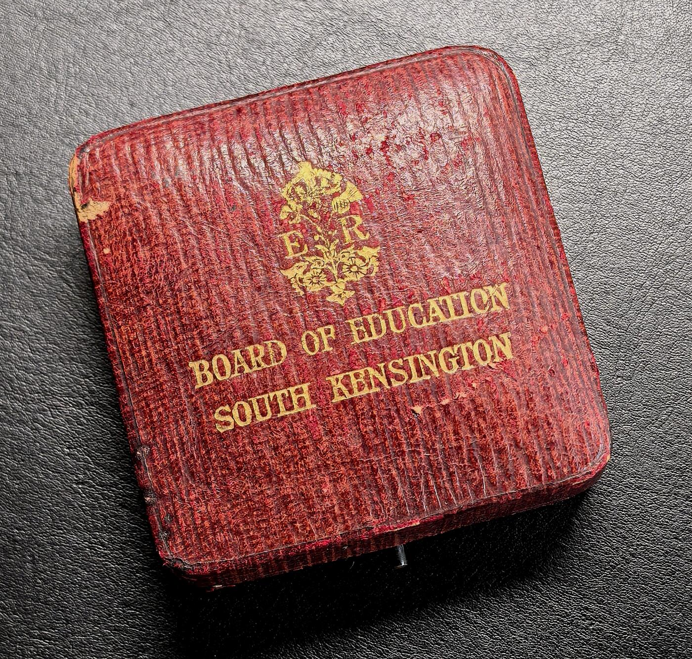 凡希社世界钱币微拍第二百八十二期 英国南肯辛顿教育委员会铜质奖章，UNC带原盒，颁给科学领域之成就者，直径38mm，保存状态极佳。