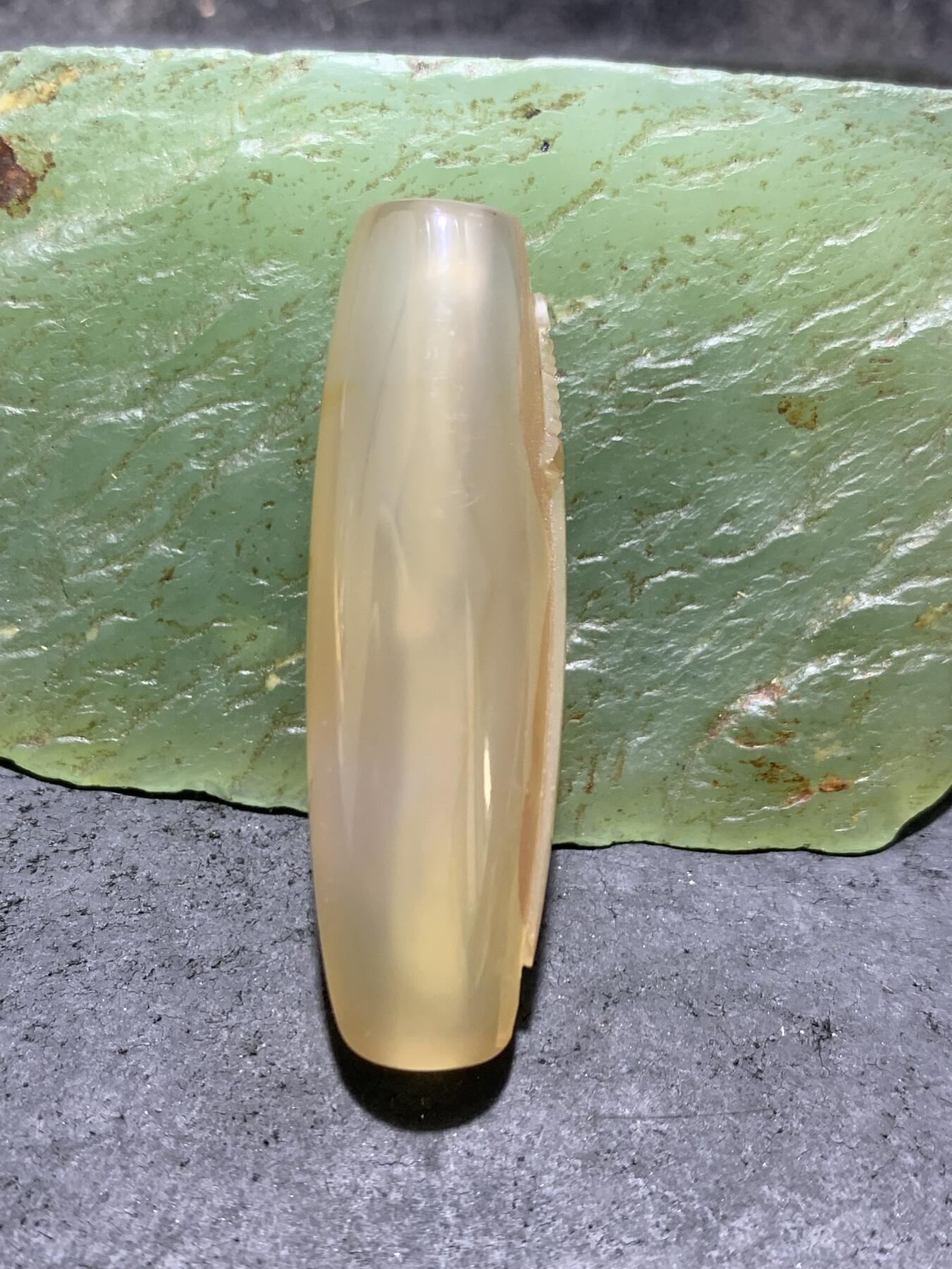 精美亚光高玉化巴西玛瑙手工俏色巧雕宝剑桶珠一个